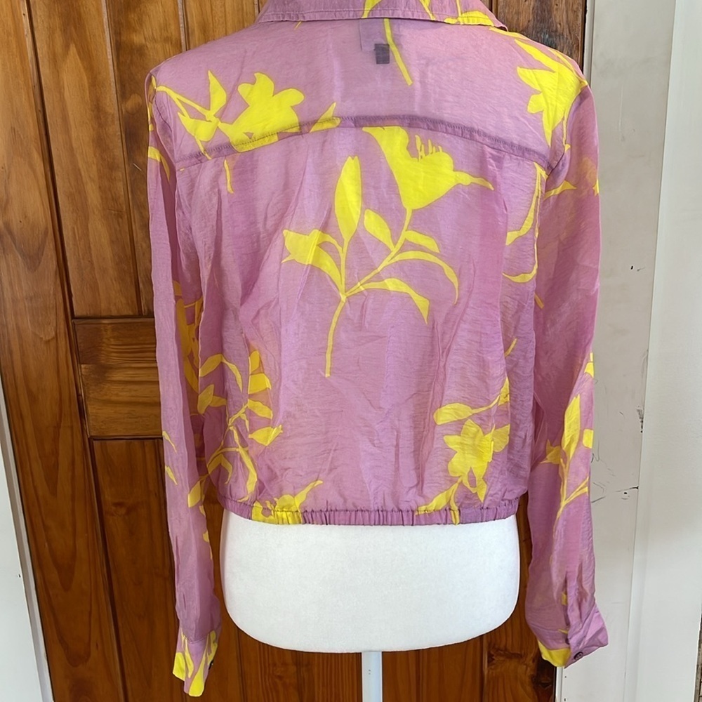 Cabi Drift Top Small purple Lilac Yellow tropical floral Cropped Semi Sheer Wrap - Picture 3 of 8